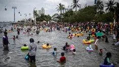 Pengunjung dari berbagai daerah memadati Pantai Festival di kawasan wisata Taman Impian Jaya Ancol, Jakarta, Minggu (25/12). (Liputan6.com/Faizal Fanani)