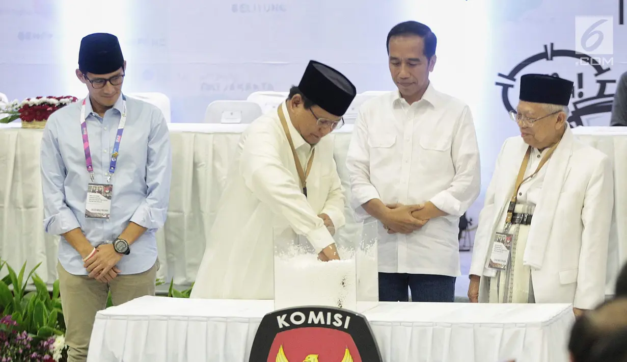 Dua pasang capres-cawapres Prabowo Subianto-Sandiaga Uno dan Joko Widodo-Ma'ruf Amin saat pengundian nomor urut peserta Pemilu 2019 di Kantor KPU, Jakarta, Jumat (21/9).  (Liputan6.com/Faizal Fanani)