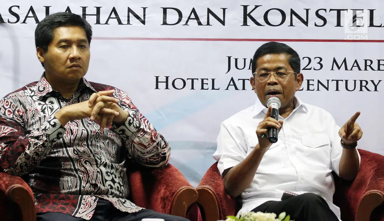 Menteri Sosial Idrus Marham (kanan) bersama Anggota DPR Maruarar Sirait menjadi pembicara dalam diskusi politik di Jakarta, Jumat (23/3). Diskusi tersebut membahas Permasalahan dan Konstelasi Pilkada Sumatera Utara 2018. (Liputan6.com/Johan Tallo)