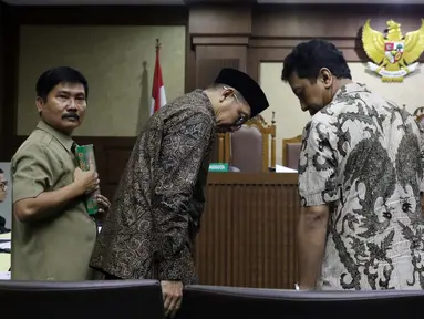 Menteri Agama Lukman Hakim Syaifuddin (kedua kiri) bersama mantan Ketua Umum PPP Romahurmuziy usai mengucapkan sumpah sebagai saksi pada sidang lanjutan suap seleksi pengisian jabatan di Kementerian Agama, Pengadilan Tipikor, Jakarta, Rabu (26/6/2019). (Liputan6.com/Helmi Fithriansyah)