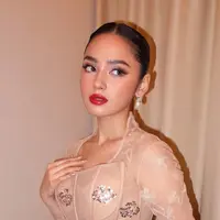 Syifa Hadju Tampil Glamor dengan Kebaya korset. [@vinkimakeup]