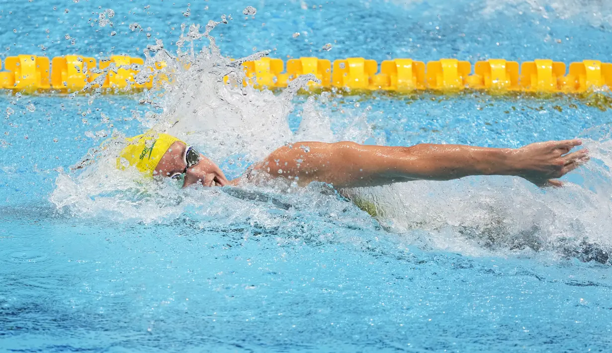 Perenang Australia Emma McKeon berenang gaya bebas 100 meter putri Olimpiade Tokyo 2020 di Tokyo, Jepang, Rabu (28/7/2021). Pestasi McKeon bahkan lebih baik dari perenang Amerika Serikat Katie Ledecky yang disebut sebagai salah satu perenang putri terbesar sepanjang masa. (AP Photo/Petr David Josek)
