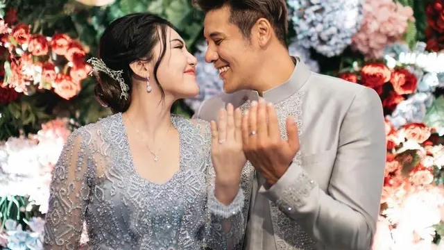 8 Potret Detail Kebaya Via Vallen di Momen Lamaran, Cantik Bernuansa Abu-abu