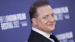 Brendan Fraser berpose untuk fotografer saat tiba untuk pemutaran perdana film 'The Whale' selama Festival Film London 2022 di London, Selasa, 11 Oktober 2022. Brendan melengkapi penampilannya dengan sepatu hitam serasi dengan setelan jasnya. (Photo by Vianney Le Caer/Invision/AP)