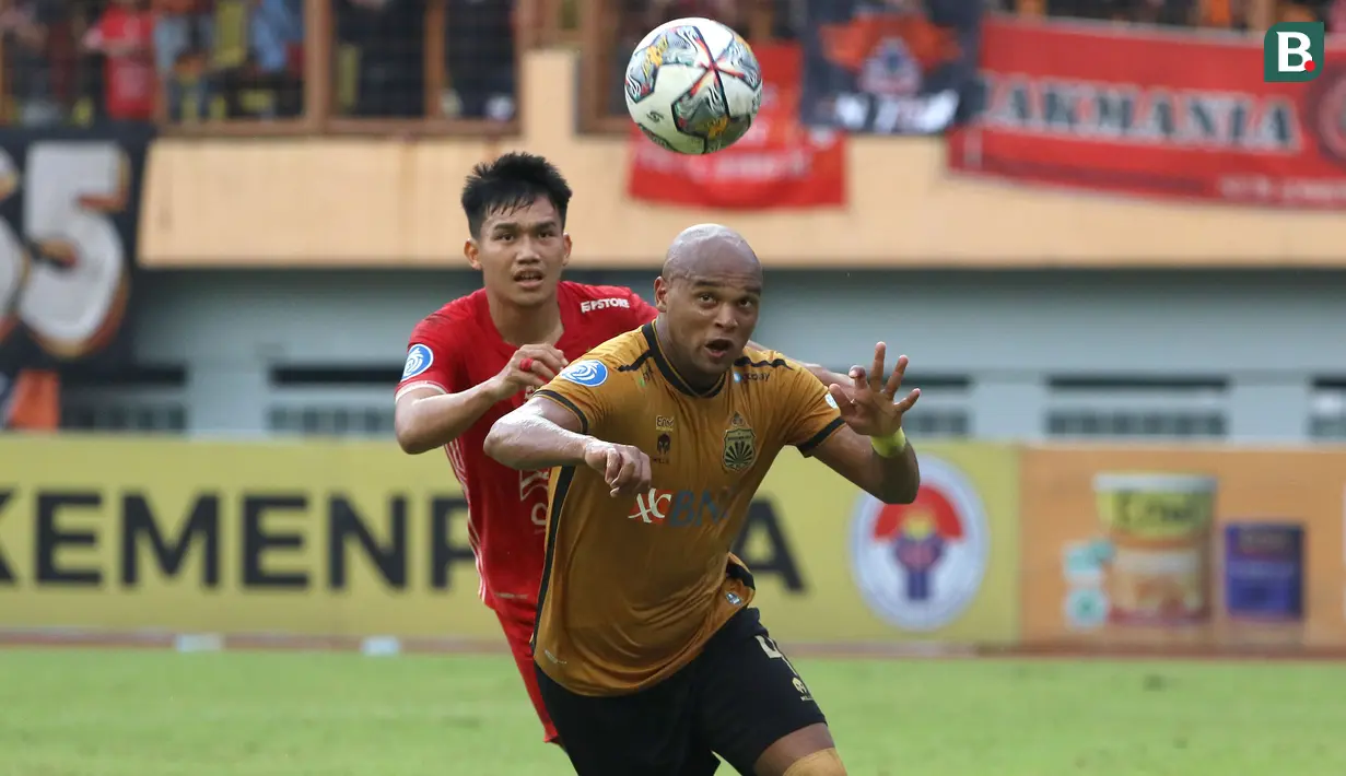 <p>Pemain Bhayangkara FC, Anderson Salles (kanan) berusaha menghalau bola dibayangi pemain Persija Jakarta, Witan Sulaiman dalam pertandingan lanjutan pekan ke-25 BRI Liga 1 2022/2023 yang berlangsung di Stadion Wibawa Mukti, Cikarang, Jawa Barat, Kamis (16/2/2023). (Bola.com/Ikhwan Yanuar)</p>