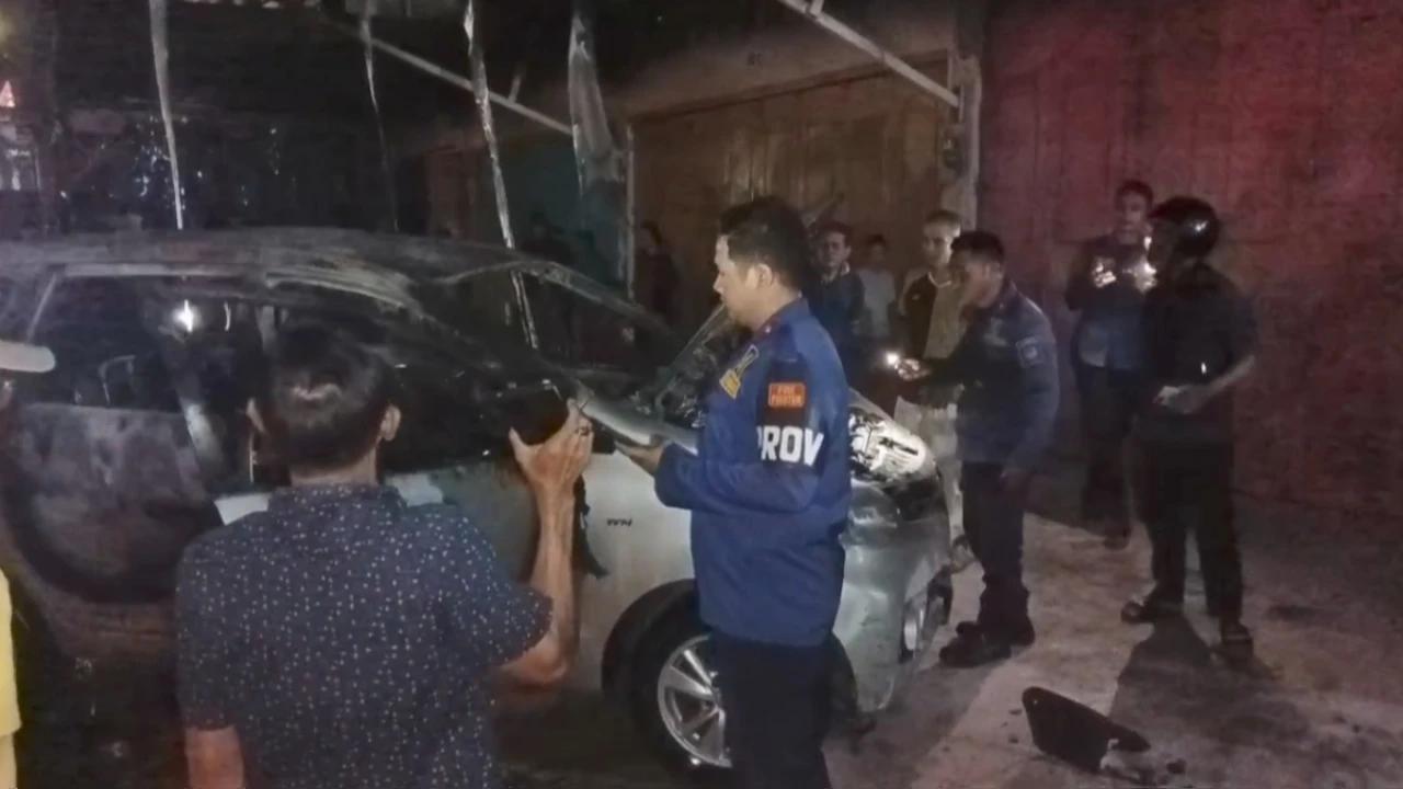 Minibus Terbakar di Gowa Saat Ganti Ban Bocor, Diduga Picuannya Korek Gas