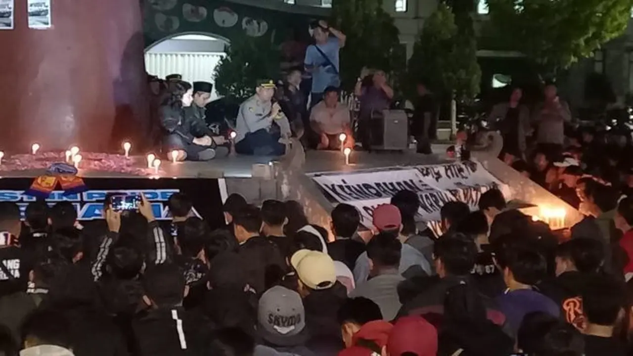 Ratusan Aremania dan Bonek Lumajang menggelar doa bersama untuk korban tragedi Kanjuruhan (Istimewa)