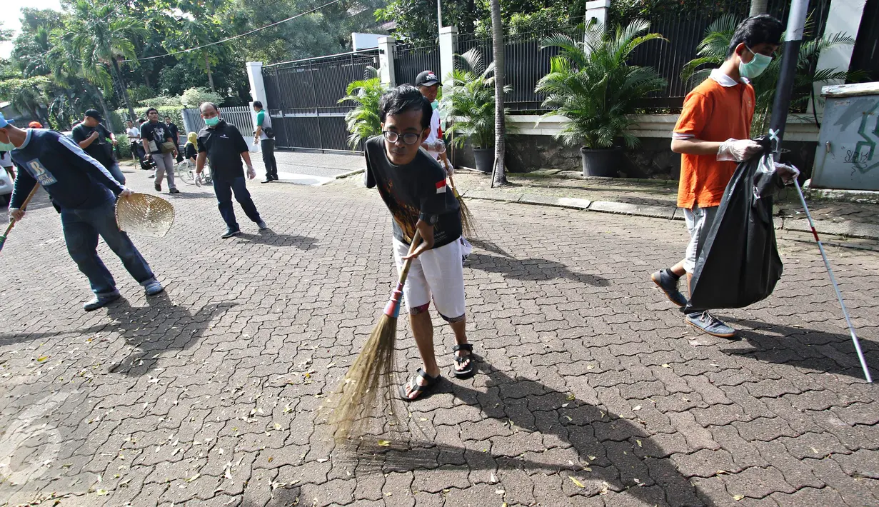 Peserta dan para penyandang disabilitas saat mengikuti kegiatan Hari Sampah Nasional di Jakarta, Minggu (13/3). Kegiatan yang disebut 'rampok sampah' ini membangkitkan kesadaran masyarakat terhadap kebersihan lingkungan. (Liputan6.com/ Immanuel Antonius)