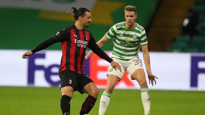 Pemain AC Milan Zlatan Ibrahimovic mengontrol bola saat pertandingan sepak bola leg pertama Grup H Liga Europa antara Celtic dan AC Milan di stadion Celtic Park di Glasgow, Skotlandia, Kamis, 22 Oktober 2020. (Jane Barlow / Pool via AP)