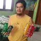 Haji Tatang Hidayat, pemilik produk agar laut merk ‘Jaya Ragit Gumilar’ (RJG), Tarogong Kidul, Garut menunjukan ragam produk agar laut siap edar menjelang Ramadan. (Liputan6.com/Jayadi Supriadin)