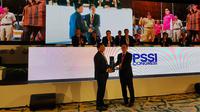 Manajer Barito Putera, Hasnuryadi Sulaiman, menerima penghargaan yang diberikan PSSI kepada sang ayah, H. Abdussamad Sulaiman HB, dalam rangkaian Kongres PSSI di Bali (20/1/2019). (Bola.com/Istimewa)