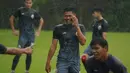 Striker Persija Jakarta, Taufik Hidayat (tengah) bersama rekan setim mengikuti latihan perdana Persija Jakarta usai menjuarai Piala Menpora 2021 menjelang bergulirnya Liga 1 di National Youth Training Centre (NYTC) Sawangan Depok, Kamis (20/5/2021). (Foto: Dok. Persija Jakarta)