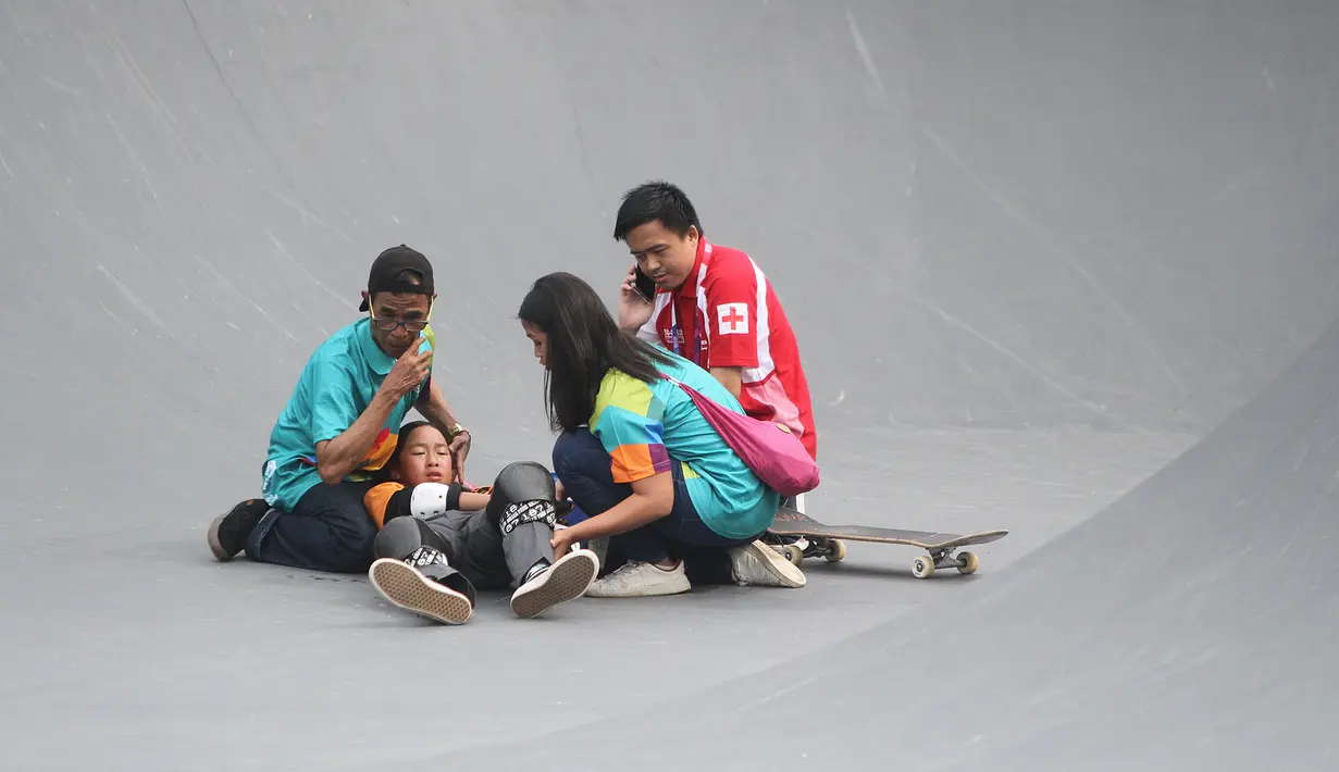 Tim medis melakukan pertolongan kepada skateboarder Malaysia Christina Grace Lai yang cedera saat melakukan pemanasan jelang final taman putri Asian Games 2018 di arena roller sport Jakabaring, Palembang, Rabu (29/8). (ANTARA FOTO/INASGOC/Rahmad Suryadi)