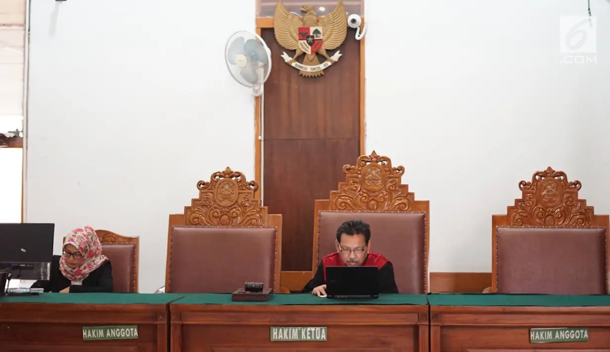 Hakim tunggal Sudjarwanto memimpin sidang gugatan praperadilan yang dilayangkan Denny Andrian di PN Jakarta Selatan, Selasa (20/8/2019). Majelis hakim menolak gugatan yang diajukan Denny Andrian kepada Polda Metro Jaya terkait tilang elektronik ganjil genap. (Liputan6.com/Immanuel Antonius)