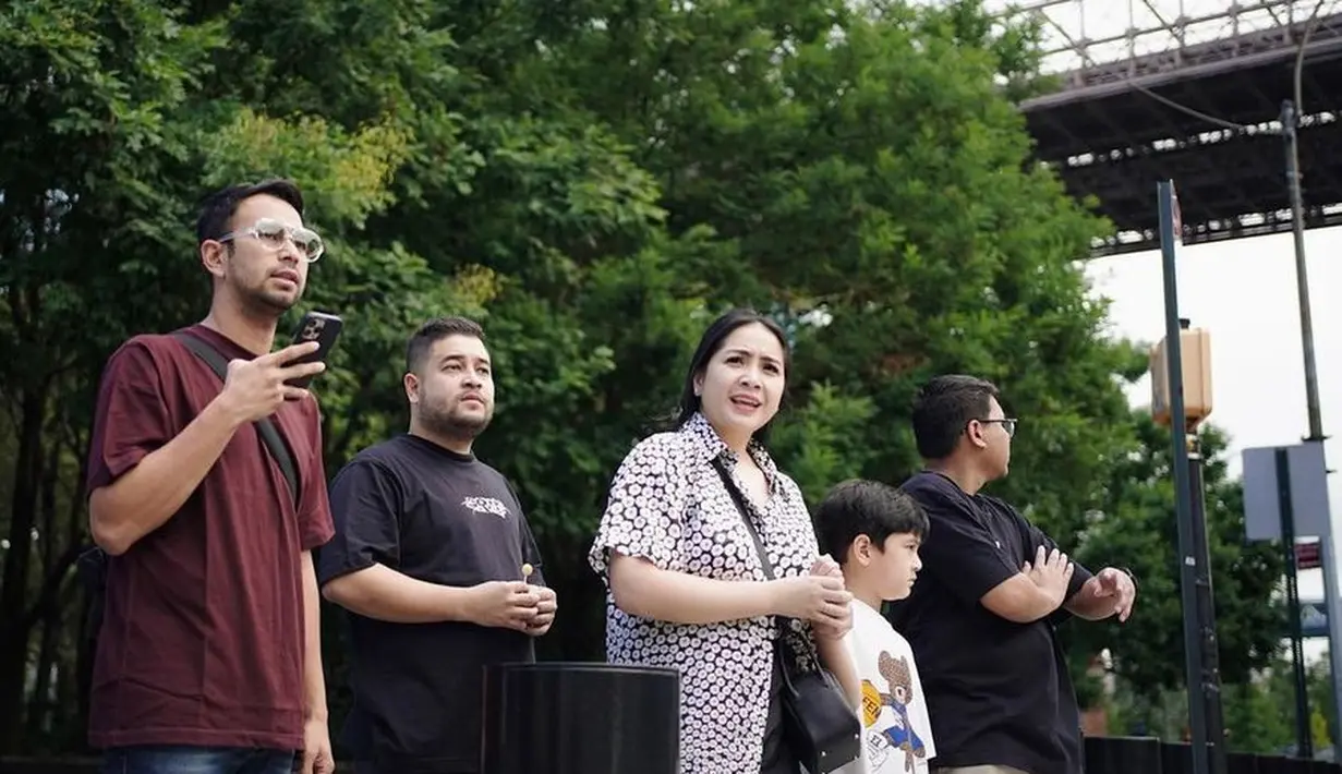 Seperti potret satu ini, Nagita tampil serba hitam memadukan kemeja floral, celana pendek. Melansir @fashion_nagita, ia menyempurnakan gayanya dengan Hermes 'Lindy Mini Bag' seharga Rp127 jutaan dan sneakers putih Roger Vivier seharga Rp14,7 jutaan. (Instagram/raffinagita1717).