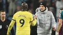 Pelatih Chelsea Thomas Tuchel (kanan) memberikan selamat kepada Romelu Lukaku usai Chelsea mengalahkan Aston Villa 3-1 dalam pertandingan lanjutan Liga Inggris 2021/2022 di Villa Park 26 December 2021. (AFP/Oli Scarff)