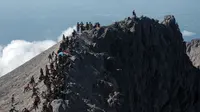 Sejumlah pendaki menikmati keindahan alam dari bibir kawah Gunung Merapi. (Liputan6.com/Helmi Fithriansyah)