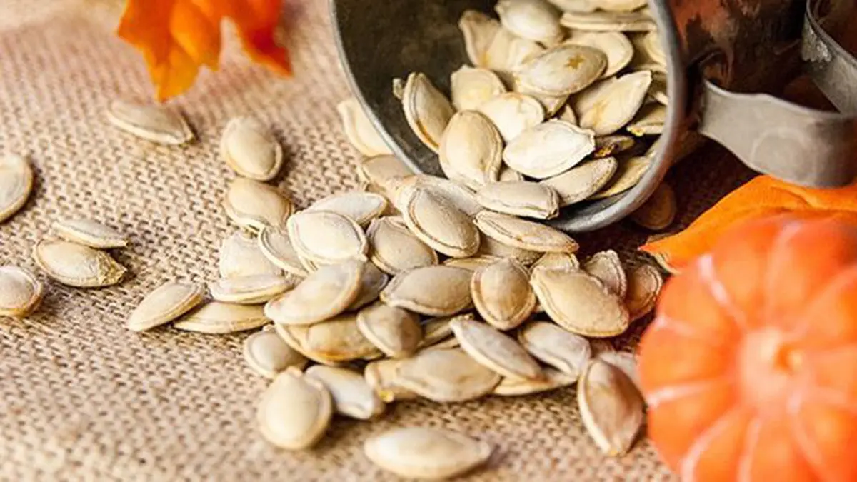 Тыквенные семечки очищенные. Семечки тыквы очищенные. Семечки тыквенные неочищенные. Семечки тыквенные. Как чистить тыквенные семечки от кожуры.