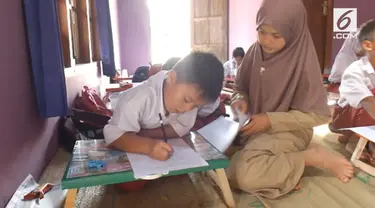 Warga dusun Gelaran , Gunung Kidul  terisolir lantaran jembatan penghubung dusun terputus terbawa arus banjir.
Siswa sekolah dasar Gelaran yang akan mengikuti ujian akhir pun belajar di rumah yang disulap menjadi sekolah darurat.