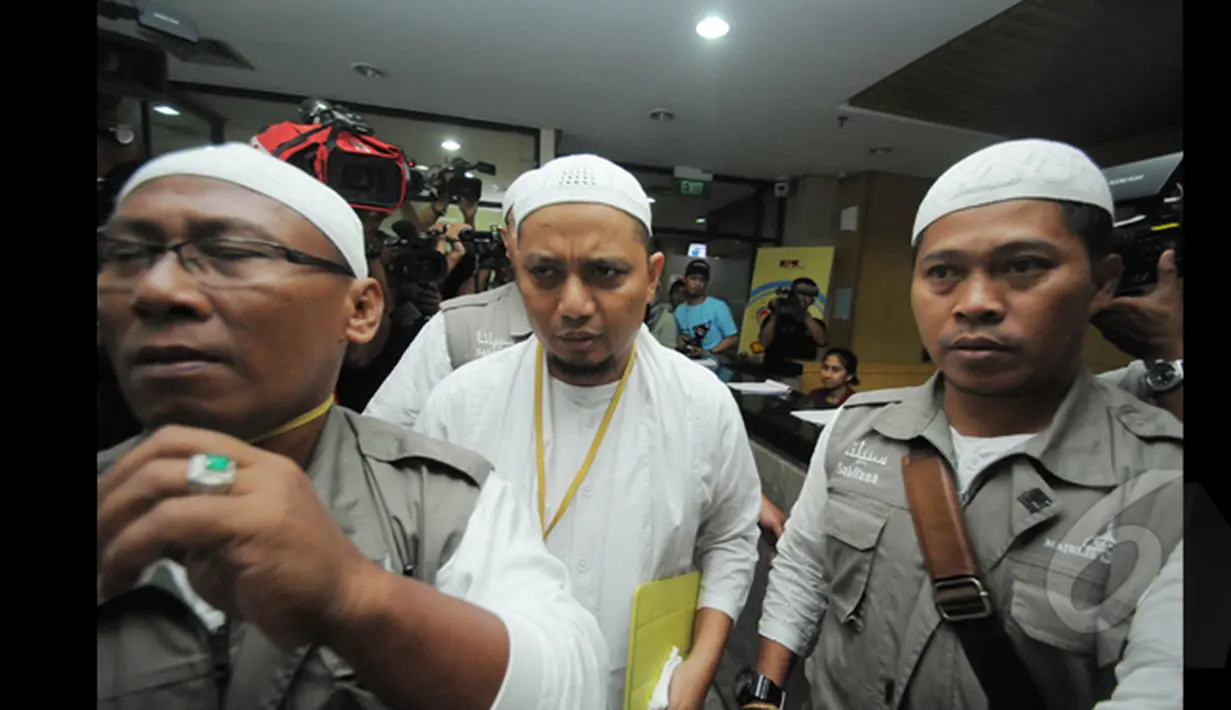 Ustadz kondang Arifin Ilham menyambangi Gedung Komisi Pemberantasan Korupsi (KPK), Jakarta, Selasa (27/1/2015).kehadiran Ustadz Arifin Ilham ke KPK sebagai agenda rutin memberikan ceramah kepada seluruh karyawan KPK. (Liputan6.com/Herman Zakharia)