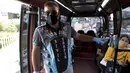 Polisi memeriksa sebuah bus di pos pemeriksaan di Istanbul, Turki, Rabu (8/7/2020). Polisi menghentikan angkutan umum di beberapa pos pemeriksaan untuk memantau apakah pengemudi mengikuti aturan jaga jarak sosial, memakai masker, dan mematuhi langkah-langkah kebersihan. (Xinhua/Osman Orsal)