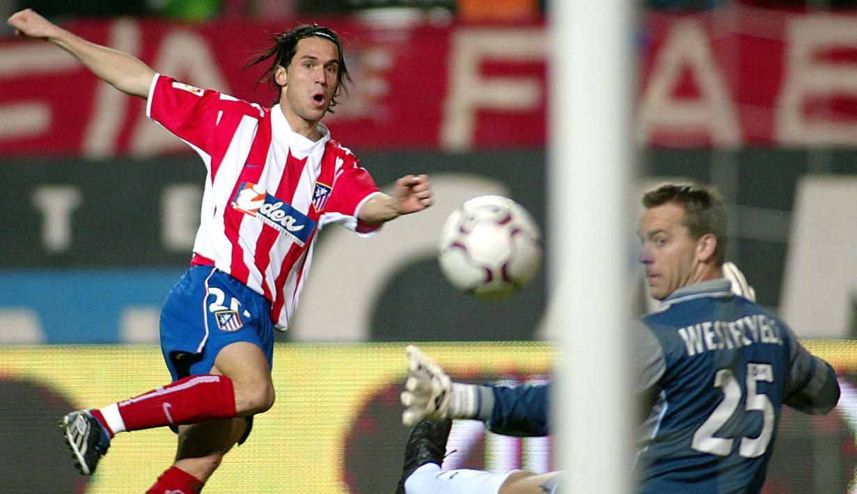 Luis Garcia mampu tampil cukup gemilang di Atletico Madrid setelah didatangkan dari Barcelona pada musim 2002/2003. Ia juga pernah bermain di Liverpool hingga tahun 2007 dengan menjuarai beberapa gelar. Setelah itu, ia kembali ke Atletico Madrid. (AFP/Javier Soriano)