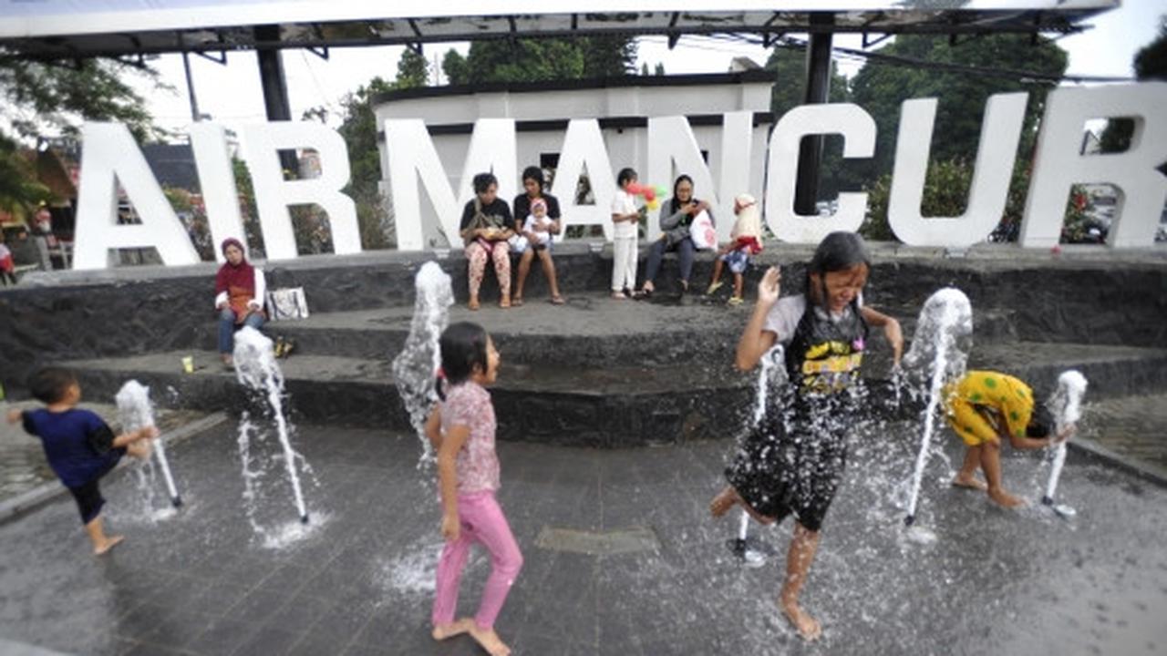 Kegembiraan anak-anak ngabuburit di Taman Air Mancur Bogor