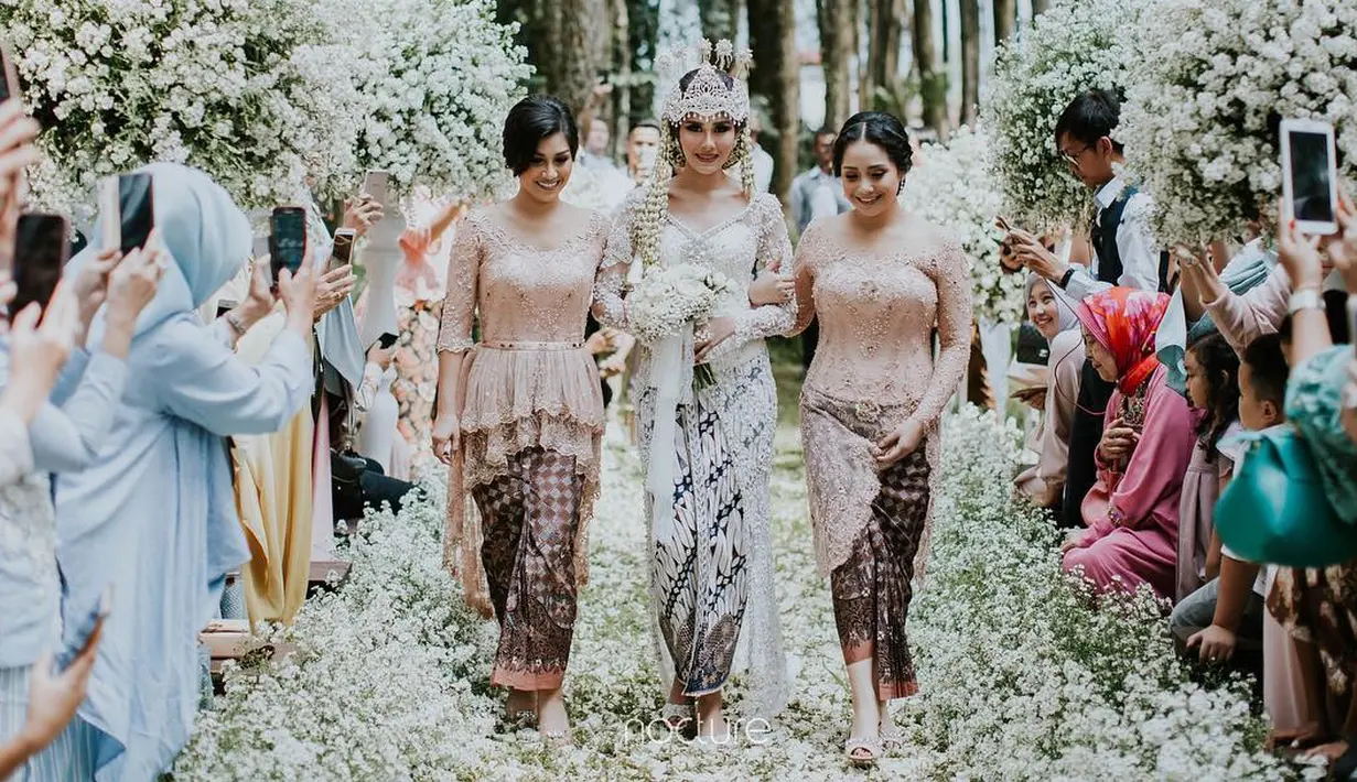 “Pesan mama untuk semua agar tetap saling menjaga kerukunan antar kakak beradik. Ajak pasangan kalian masing-masing @raffinagita1717 , @arosadi dan @ritchieismail untuk juga akur dengan adik-kakak mereka,” lanjut Amy. (Instagram/amy_r_qanita)