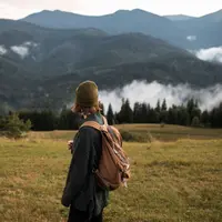 Cegah hal yang tidak diinginkan terjadi saat mendaki gunung, inilah 9 tips untuk tetap aman sampai ke puncak gunung yang wajib diketahui. (sumber: Freepik).