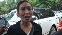 Diperiksa Penyidik, Ayu Dewi Tertekan