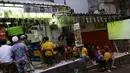 Di pemukiman kumuh, Pavao-Pavaozinho, Rio de Janeiro, warga berkumpul di salah satu toko yang menyediakan televisi berikut layar lebar untuk melihat aksi Neymar dkk berlaga melawan Kamerun, (23/6/2014). (REUTERS/Ricardo Moraes)
