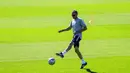 Pelatih Spanyol Luis Enrique menendang bola saat sesi latihan tim di Las Rozas, Spanyol, Senin (5/7/2021). Spanyol akan bermain melawan Italia pada pertandiangan semifinal Euro 2020. (AP Photo/Manu Fernandez)