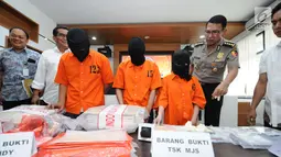 Kabagpenum Polri Kombes Pol Martinus Sitompul (kedua kanan) usai keterangan pengungkapan jaringan jual beli surat keterangan sakit online di Jakarta, Jumat (12/1). Ditpidsiber Mabes Polri menangkap tiga tersangka. (Liputan6.com/Helmi Fithriansyah)