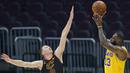 Pebasket Cleveland Cavaliers, Dylan Windler (kiri) meghalangi pebasket LA Lakers, LeBron James dalam laga lanjutan babak reguler NBA di Quicken Loans Arena, Selasa (26/1/2021). (Foto: AP Photo/Tony Dejak)