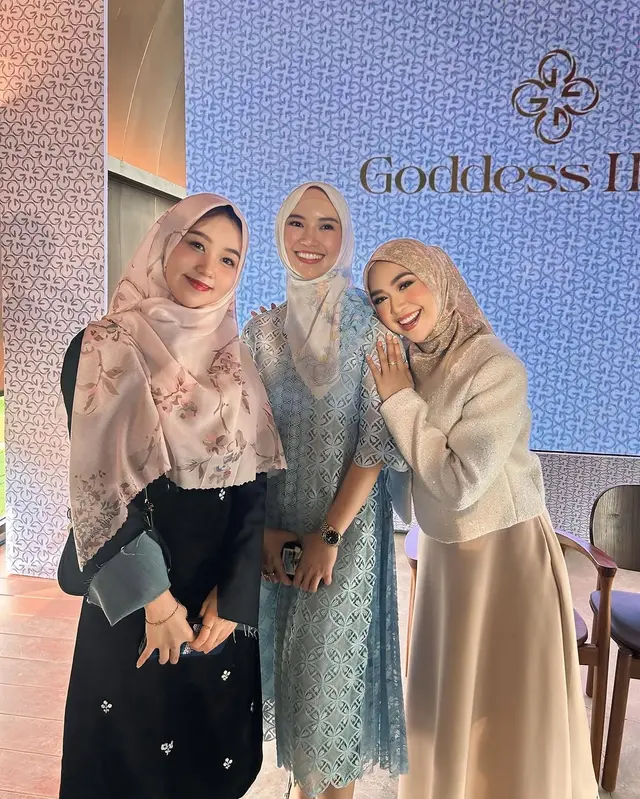 7 Potret Reni Effendi istri dr Richard Lee pakai hijab saat promosi bisnis produk hijab milik suami