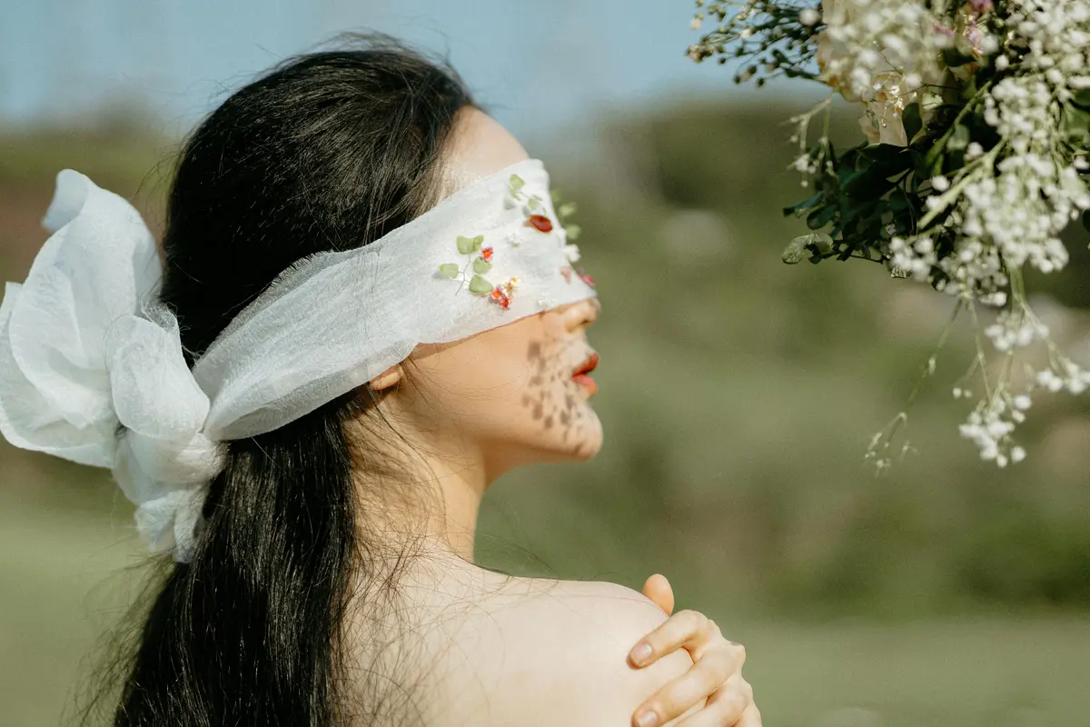 cinta buta menutup mata dengan kain