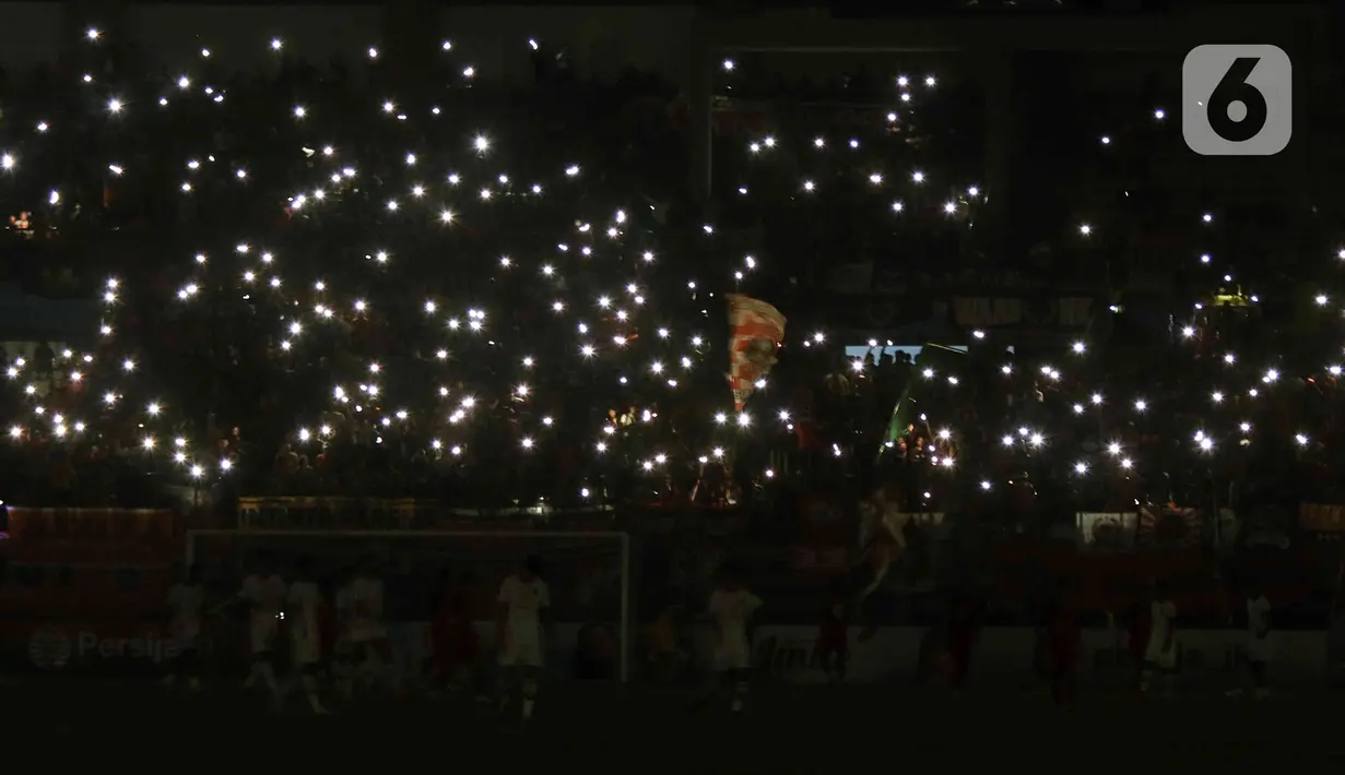 Suasana mati lampu saat pertandingan persahabat antara Persija Jakarta melawan Ratchabury FC di stadion Patriot Candrabhaga, Bekasi, Jawa Barat, Minggu (25/6/2023). (Liputan6.com/Herman Zakharia)