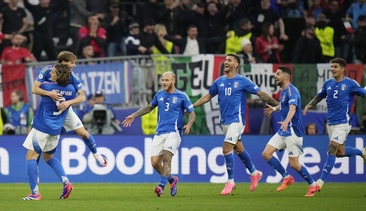 Pemain Italia, Nicolo Barella, melakukan selebrasi setelah mencetak gol ke gawang Albania dalam laga perdana Grup B Euro 2024 di Stadion Signal Iduna Park, Dortmund, Minggu (16/6/2024). (AP/Alessandra Tarantino)