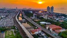 Foto udara memperlihatkan suasana pembangunan Jalan Tol Harbour Road II (HBR II) ruas Ancol Timur–Pluit di kawasan Ancol, Jakarta Utara, Senin (6/4/2026) sore WIB. Sebagai bagian dari upaya meningkatkan konektivitas di wilayah pesisir utara kota Jakarta, pengerjaan pembangunan jalan bebas hambatan atau tol Harbour Road II terus dikerjakan. (merdeka.com/Arie Basuki)