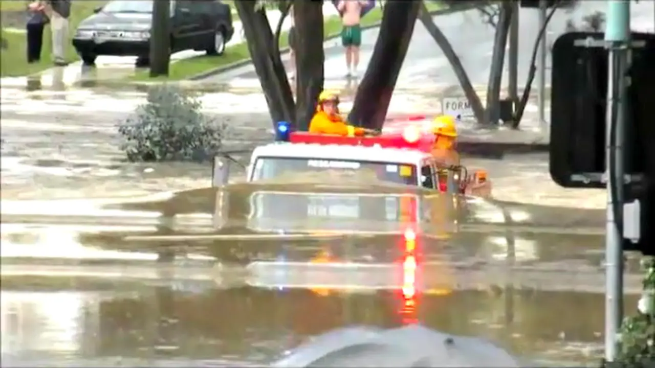 Wow, Truk Pemadam Kebakaran Menerjang Banjir Tinggi 