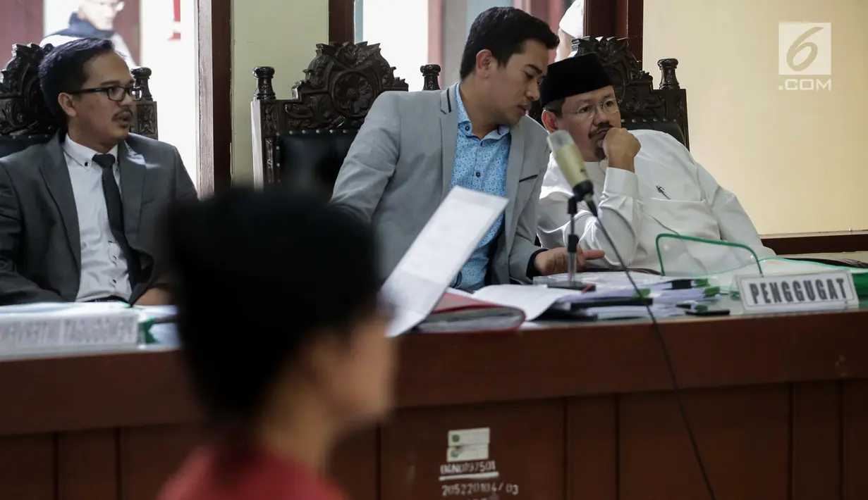 Juru bicara HTI Ismail Yusanto (kanan) bersama kuasa hukum penggugat hadir dalam sidang gugatan HTI di PTUN, Jakarta, Kamis (11/1). HTI menggugat karena dibubarkan oleh pemerintah beberapa waktu lalu. (Liputan6.com/Faizal Fanani)