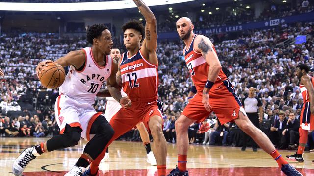 Aksi DeMar DeRozan saat Raptors kalahkan Wizards di gim kelima play-off NBA (AP)