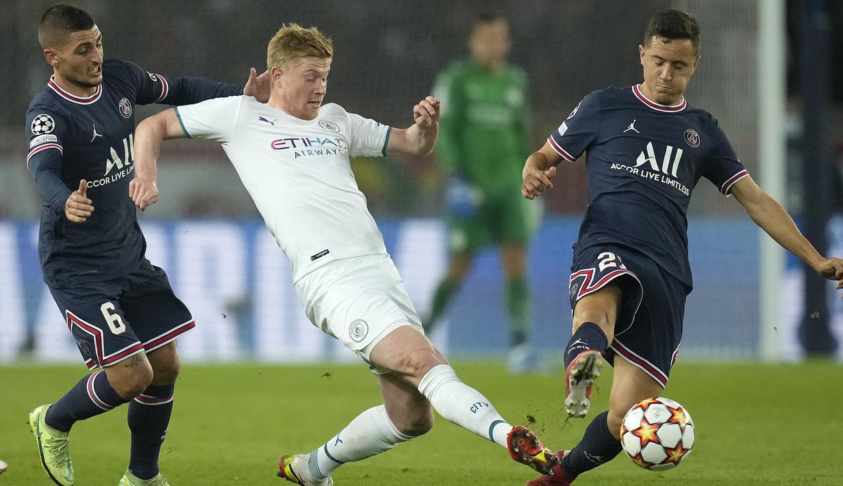 Ander Herrera hampir menambah keunggulan PSG pada menit ke-38. Tembakannya dari luar kotak penalti masih dapat dihalau kiper Manchester City, Ederson. (AP/Christophe Ena)