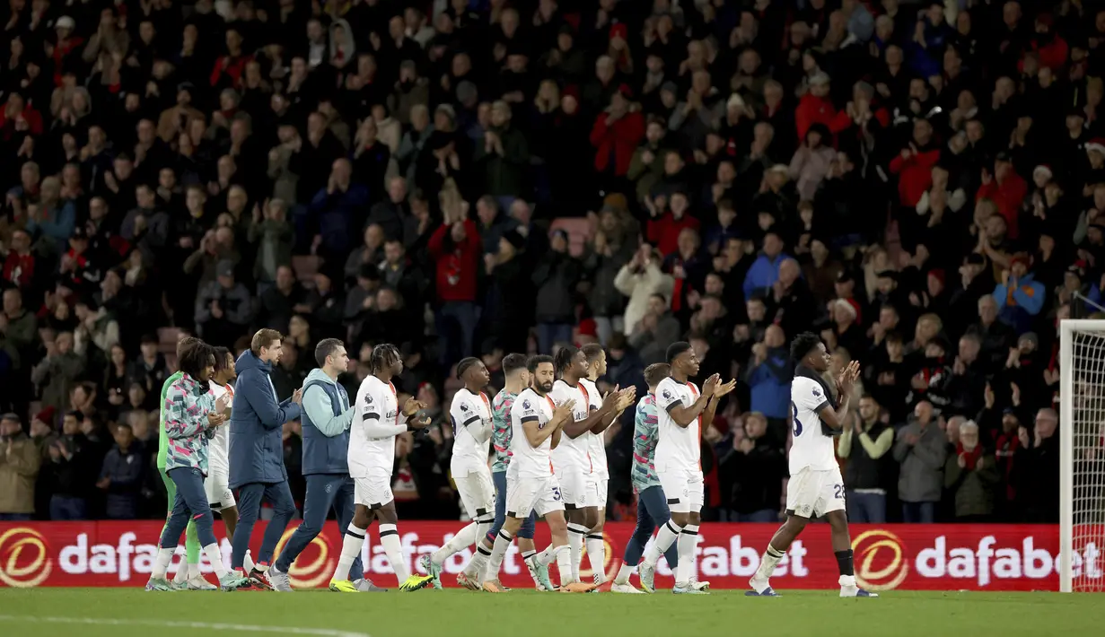 Terkait kondisi Tom Lockyer, menurut kabar lanjutan, dia sadar dan bisa merespons. (Steven Paston/PA via AP)