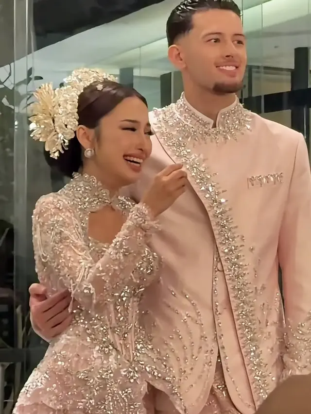 Jennifer Coppen setelah akad nikah pakai sanggul khas Bali. [@revashion]