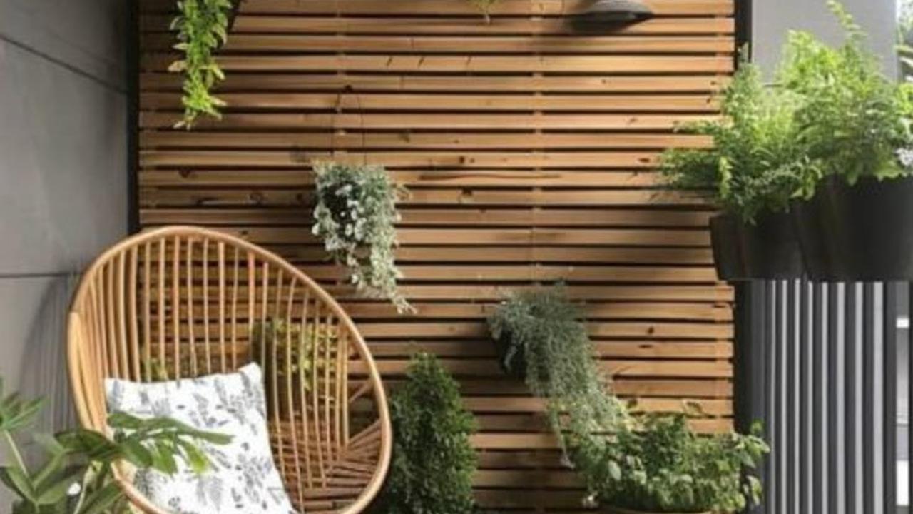 Ilustrasi Balkon dengan Taman Bertema Kayu (©Pinterest)