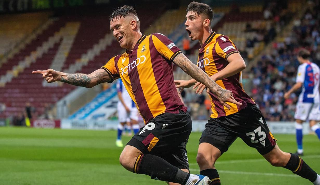 Selebrasi striker Bradford City, Andy Cook setelah mencetak gol ke gawang Blackburn Rovers pada laga putaran kedua Carabao Cup 2022/2023 di Valley Parade, Bradford (23/8/2022). Andy Cook total mencetak 3 gol dari 2 penampilan. Bradford City yang mulai berlaga dari putaran pertama harus terhenti langkahnya di putaran kedua setelah kalah 1-2 dari Blackburn Rovers. (bradfordcityafc)