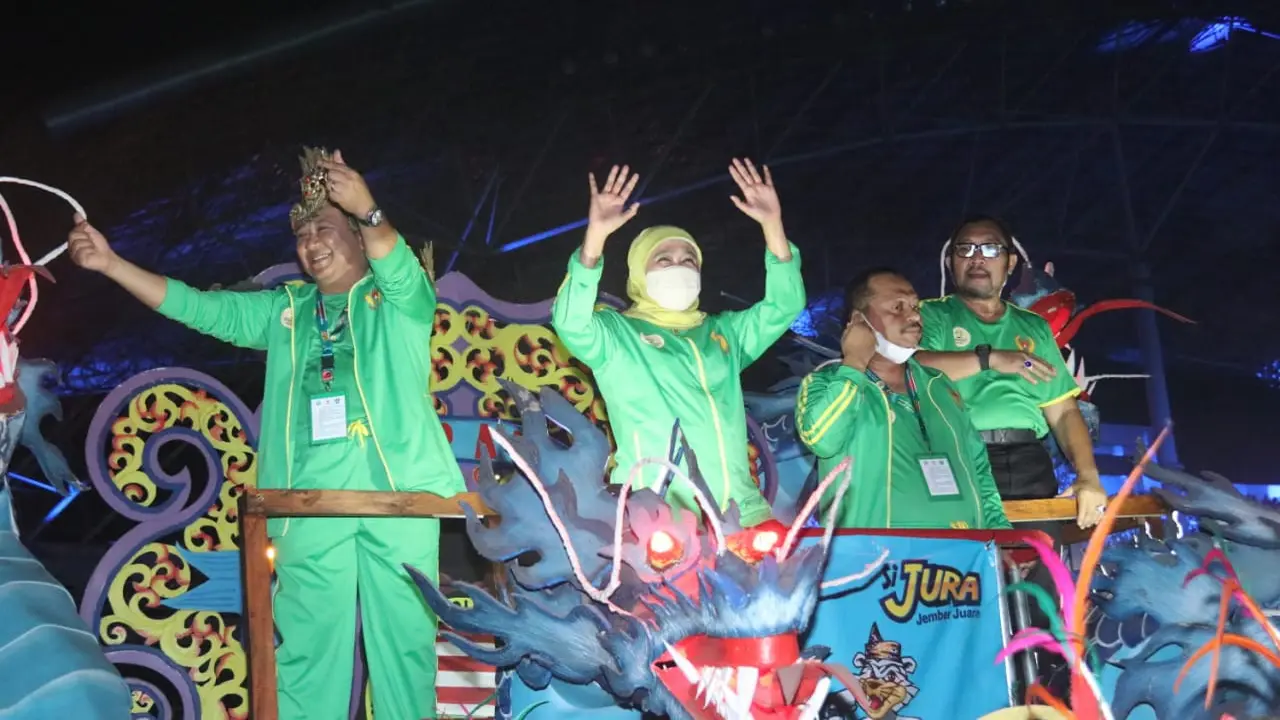 Khofifah dan Bupati Jember saat pembukaan Porprov Jatim 2022. (Istimewa).