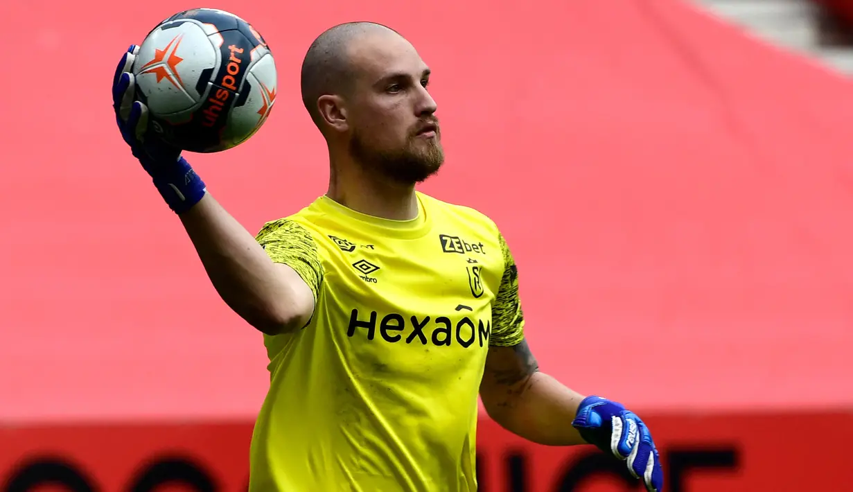 Predrag Rajkovic. Kiper berusia 26 tahun dan berpostur 1,92 meter ini telah 3 musim memperkuat Stade Reims. Ia langsung jadi pilihan utama sejak 2019/2020 dan hingga kini telah tampil dalam 101 laga di semua ajang dengan torehan 37 kali clean sheet. (AFP/Nicolas Tucat)