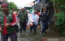 Pemkot Banjarmasin Salurkan Bantuan Logistik untuk Warga Terdampak Banjir Rob